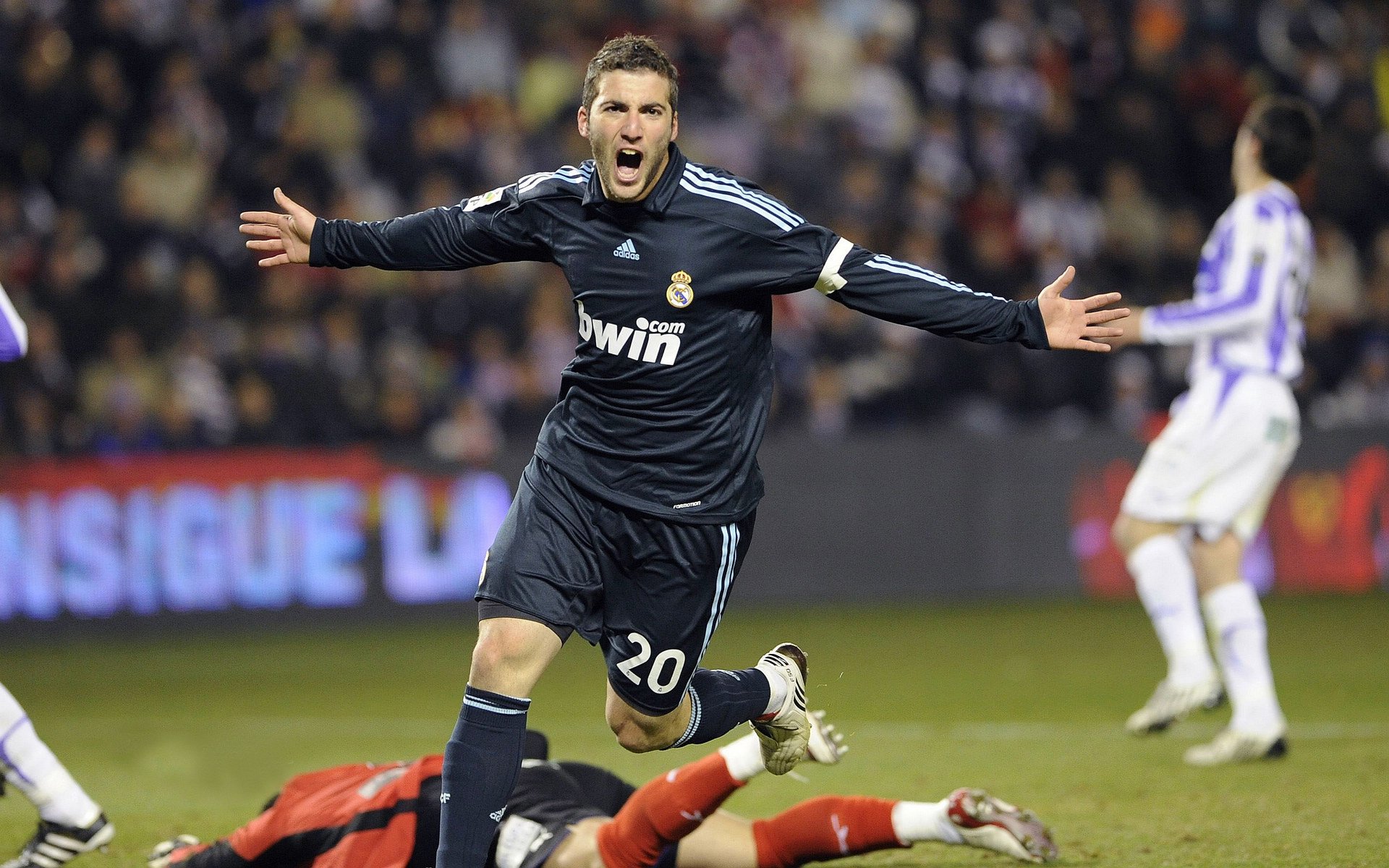 墨西哥队后卫佩雷斯在巴黎奥运会上表现出色,墨西哥洛佩斯