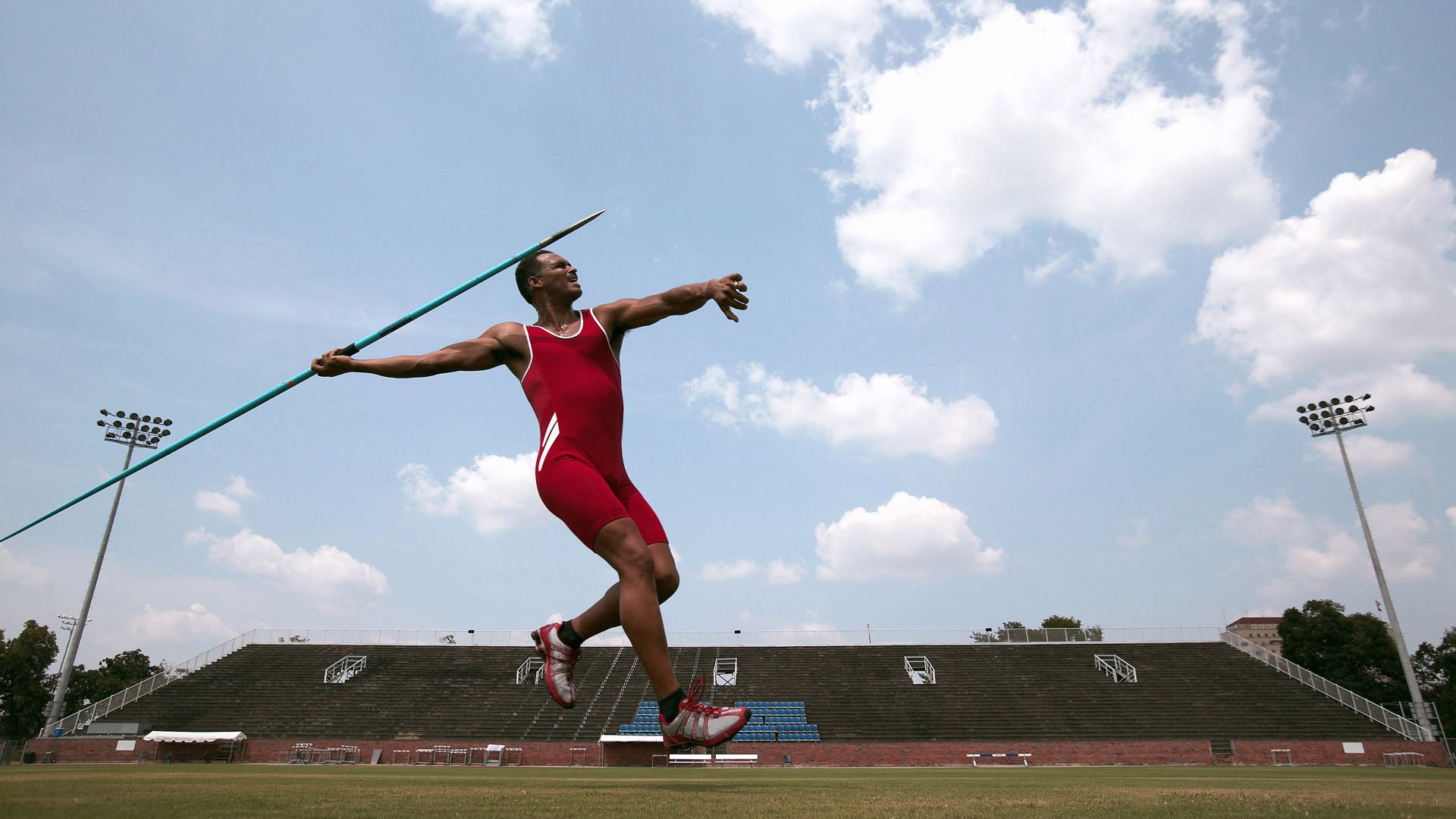 青年才俊在海外联赛锻炼后回归国家队表现亮眼